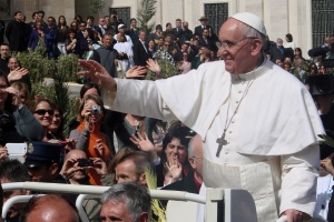 papież franciszek przejeżdża pomiędzy wiernymi na placu świętego piotra